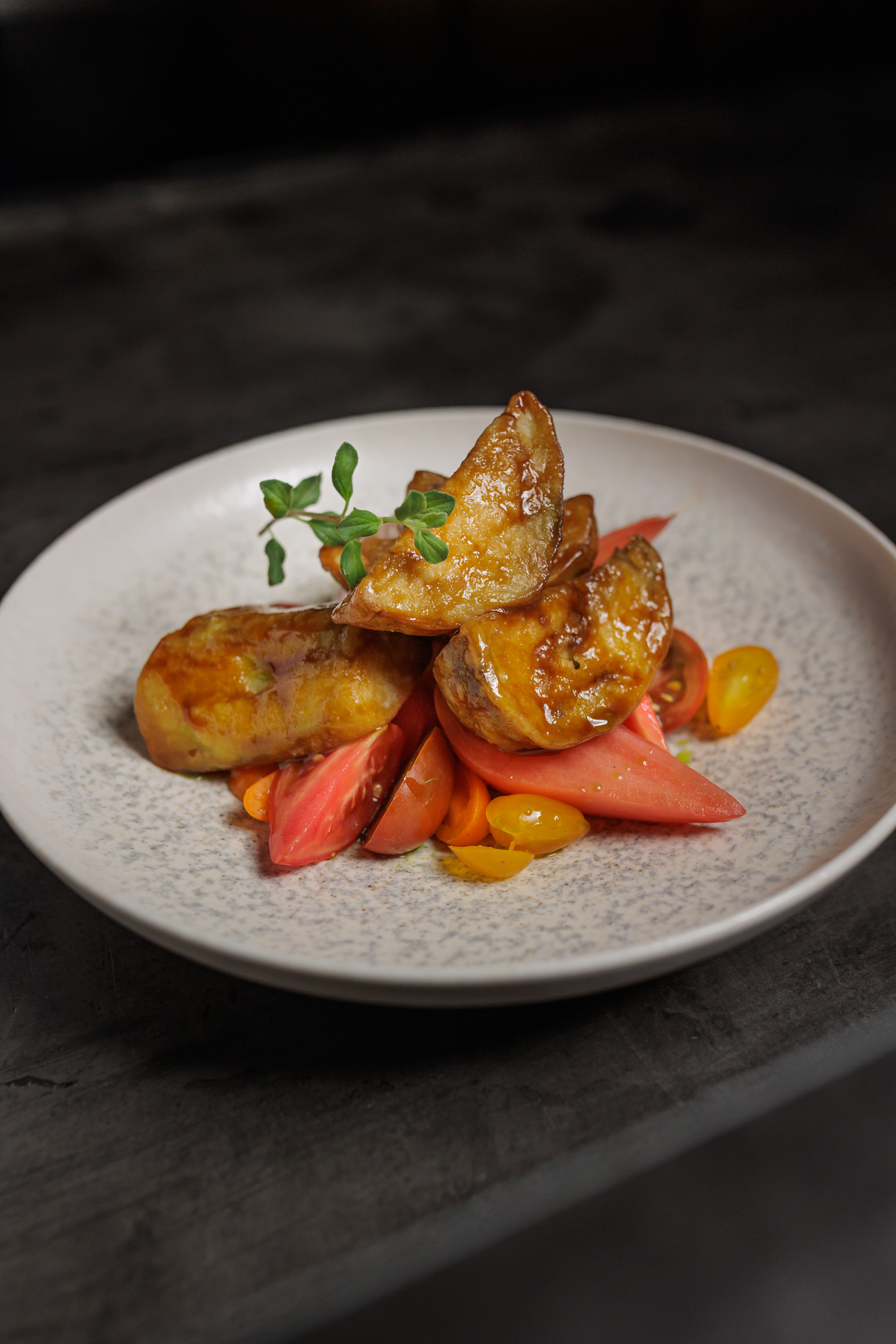 Berenjenas fritas con tomates reliquia de nuestra propia huerta y salsa asiática