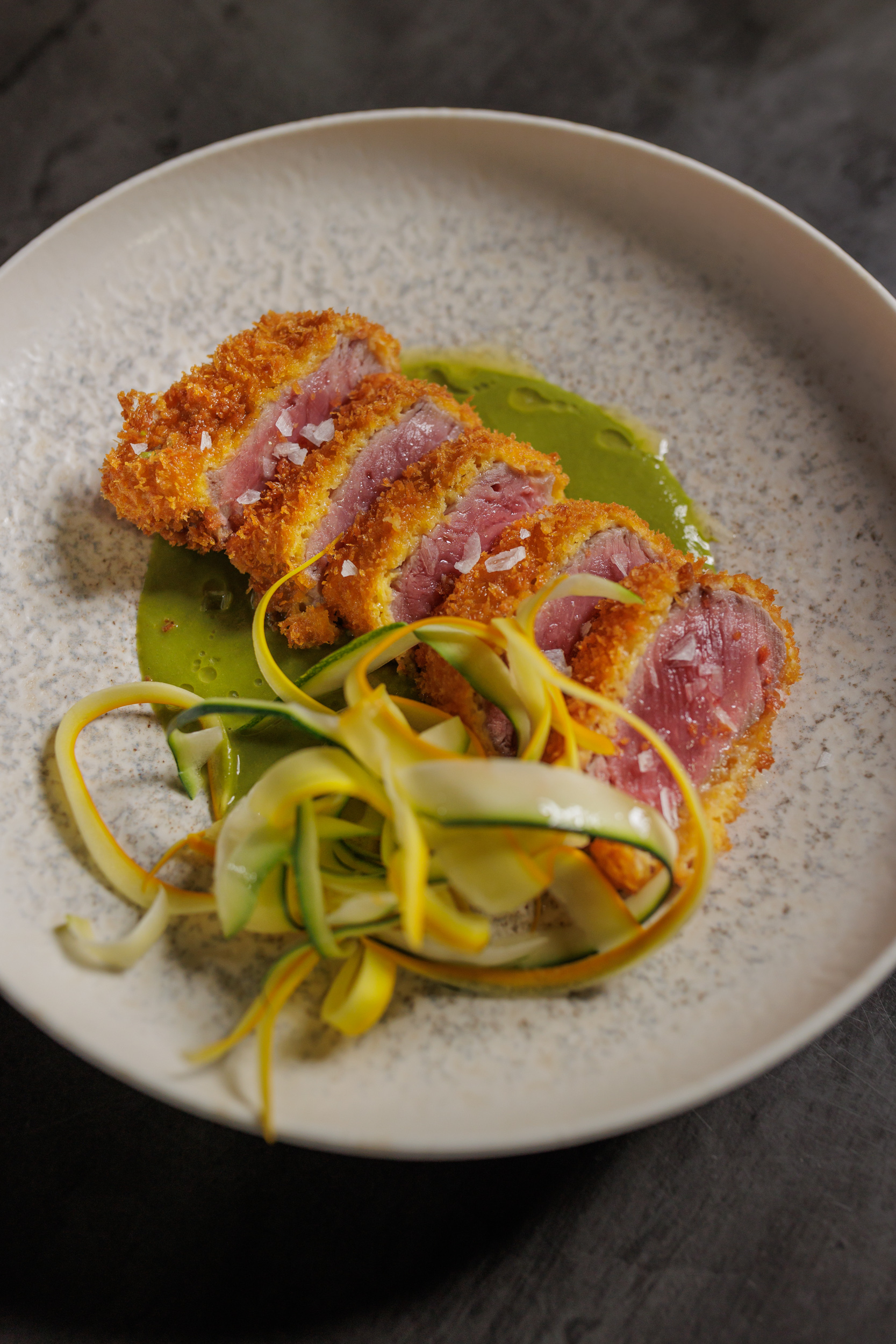 Gyukatsu de bife de chorizo con zucchini de huerta y puré vegetal