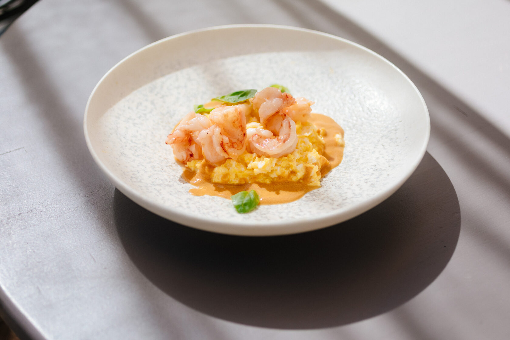 Huevos revueltos con langostinos y salsa bisque