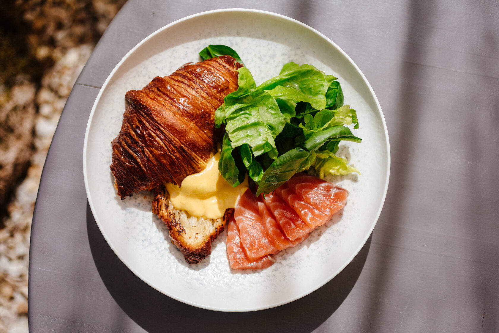 Croissant con salmón curado, salsa holandesa y huevo poché