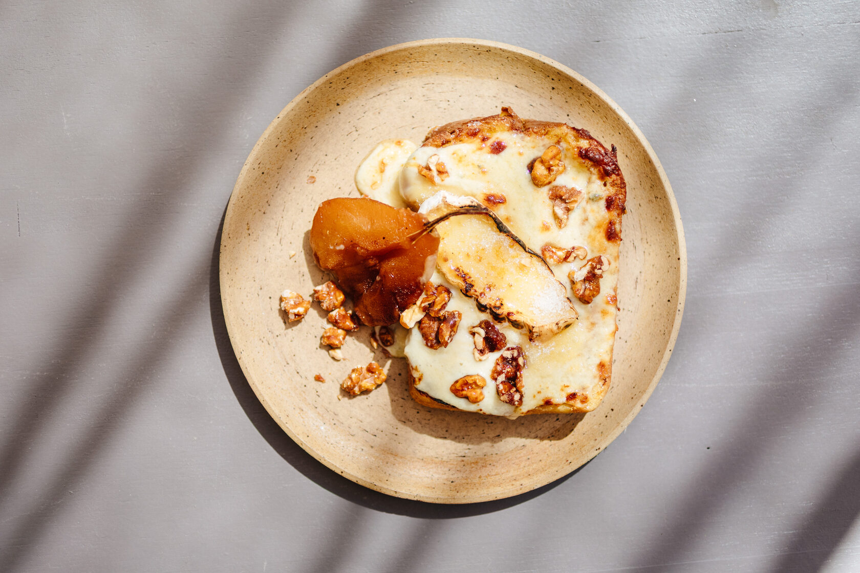 Sándwich con camembert, queso azul, queso crema y pera