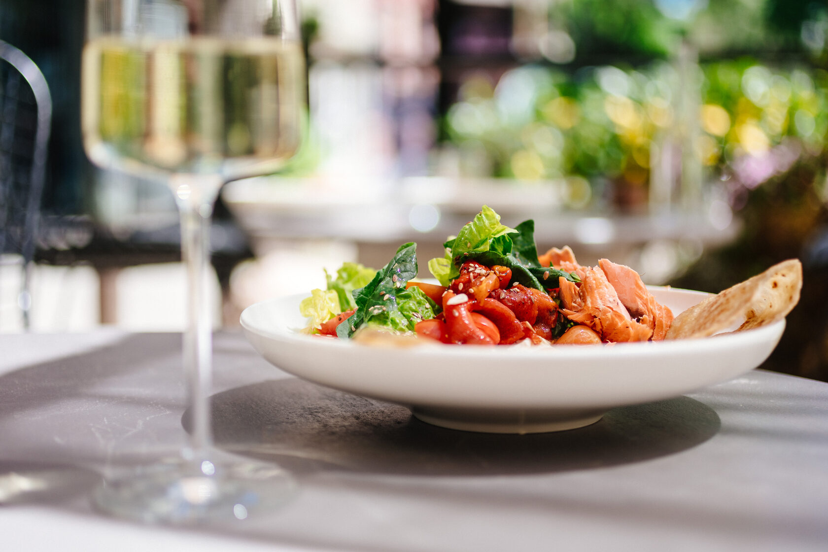 Bowl con salmón ahumado, stracciatella, tomates y papas andinas