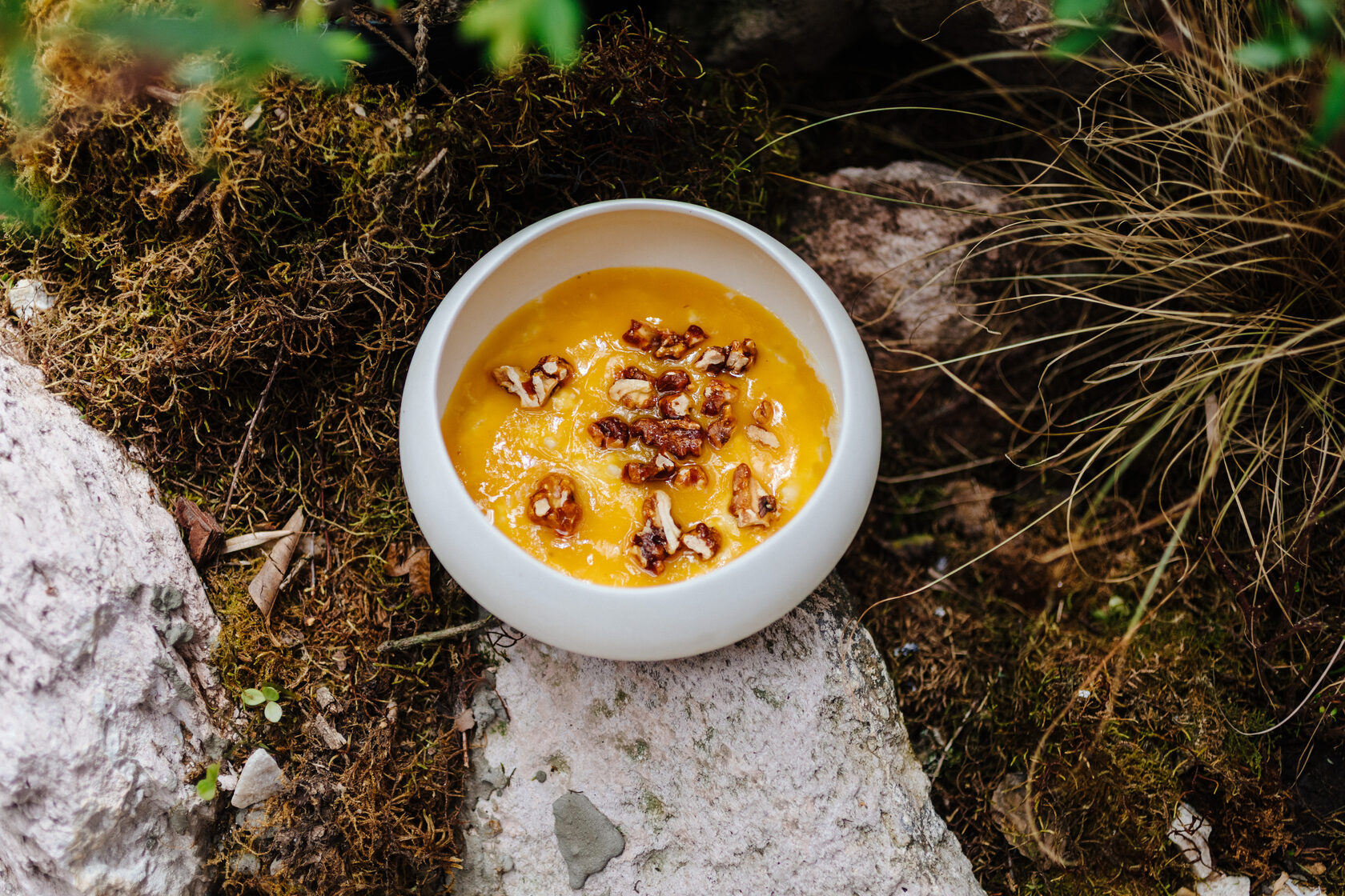 Gachas de avena/sémola con mango y nueces caramelizadas