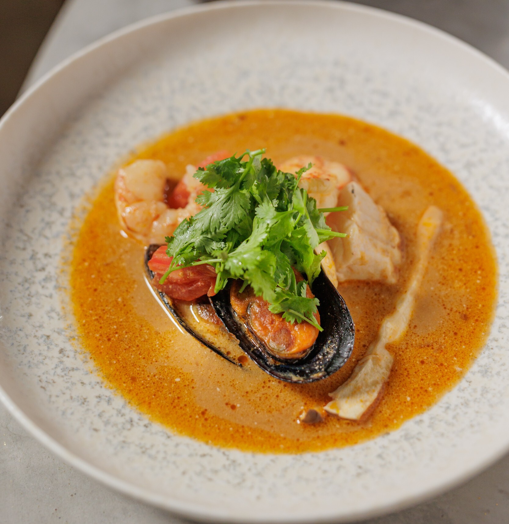 Sopa tom yum con mariscos patagónicos
