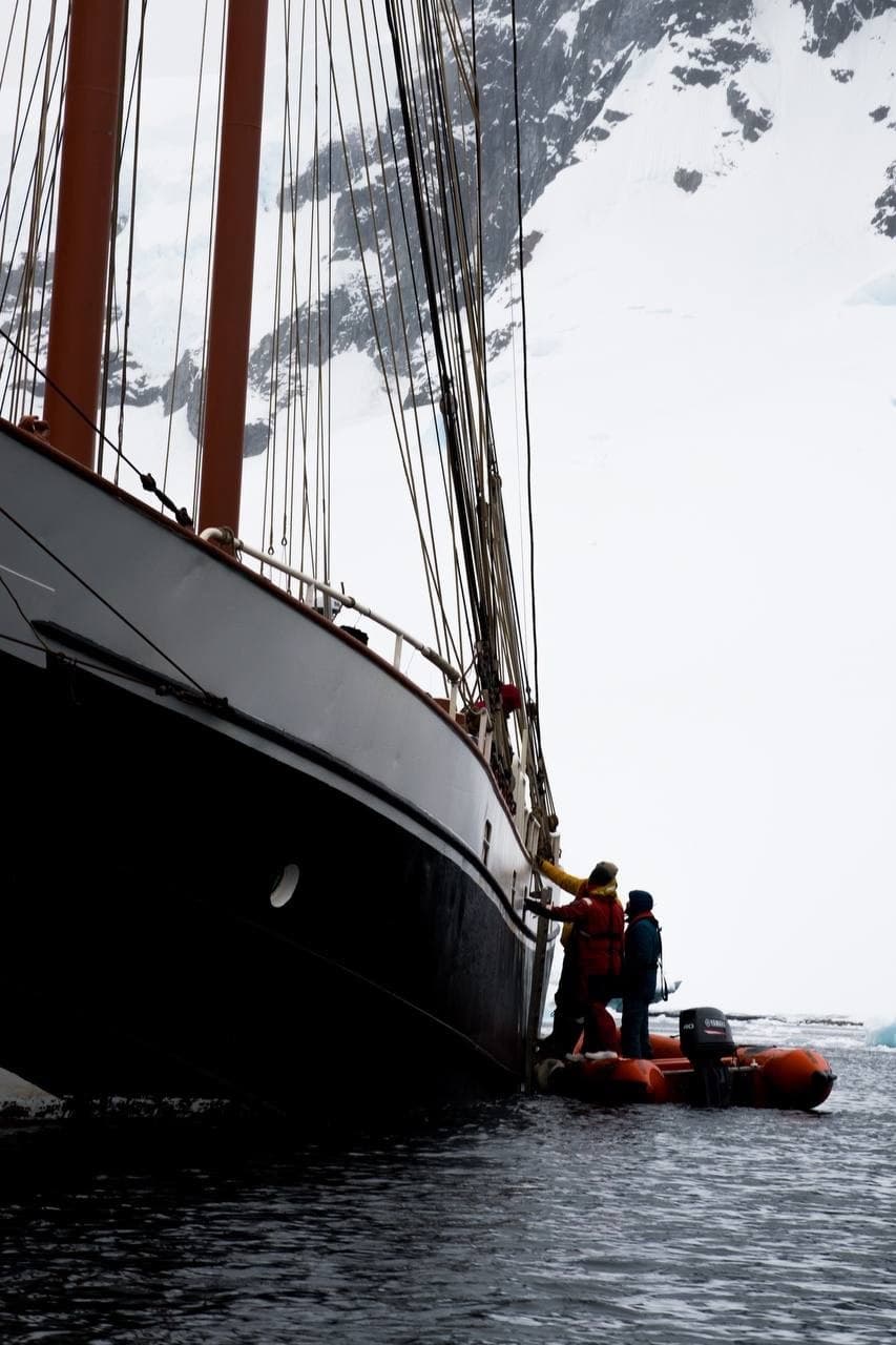 Embarque al velero desde un bote en la Antártida